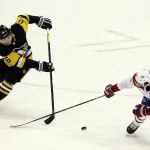 10 décembre 2019 ; Pittsburgh, Pennsylvanie, États-Unis ; le défenseur des Penguins de Pittsburgh, John Marino (6), et le centre des Canadiens de Montréal, Phillip Danault (24), se disputent la rondelle durant la deuxième période au PPG PAINTS Arena.