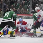 16 janvier 2025 ; Dallas, Texas, États-Unis ; le gardien des Canadiens de Montréal, Jakub Dobes (75), fait face à un tir de l\'ailier gauche des Stars de Dallas, Jason Robertson (21), durant la première période au American Airlines Center.