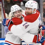 25 mars 2025 ; Saint-Louis, Missouri, États-Unis ; Nick Suzuki (14), centre des Canadiens de Montréal, est félicité par l\'ailier droit Cole Caufield (13) après avoir marqué un but contre les Blues de Saint-Louis au cours de la première période à l\'Enterprise Center.