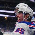 10 avril 2025 ; Elmont, État de New York, États-Unis ; Brett Berard (65), ailier gauche des Rangers de New York, célèbre son but contre les Islanders de New York lors de la troisième période à l'UBS Arena.