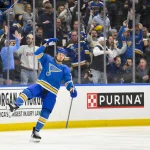 5 avril 2025 ; Saint-Louis, Missouri, États-Unis ; Zack Bolduc (76), centre des Blues de Saint-Louis, exulte après avoir marqué contre l'Avalanche du Colorado lors de la première période au Enterprise Center.