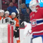 16 décembre 2025; Montréal, Québec, Canada; L'attaquant des Flyers de Philadelphie, Trevor Zegras (46), célèbre avec ses coéquipiers après avoir marqué un but contre le gardien des Canadiens de Montréal, Jacob Fowler (32), en deuxième période au Centre Bell.