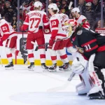 5 janvier 2026; Ottawa (Ontario, Canada); Lucas Raymond (23), ailier gauche des Red Wings de Detroit, regagne le banc après avoir marqué un but contre le gardien des Sénateurs d'Ottawa, Hunter Shepard (31), en deuxième période au Centre Canadian Tire.