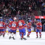 7 janvier 2026; Montréal, Québec, Canada; Les joueurs des Canadiens de Montréal, dont les gardiens de but Jacob Fowler (32) et Jakub Dobes (75), célèbrent leur victoire contre les Flames de Calgary au Centre Bell.