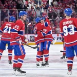 24 avril 2026; Montréal, Québec, Canada; Le défenseur des Canadiens de Montréal, Lane Hutson (48), célèbre avec ses coéquipiers, dont l\'attaquant Cole Caufield (13), après avoir marqué le but vainqueur contre le Lightning de Tampa Bay en prolongation lors du troisième match de la première ronde des séries éliminatoires de la Coupe Stanley 2026 au Centre Bell.