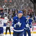 8 avril 2023; Toronto, Ontario, Canada; L'attaquant des Maple Leafs de Toronto, Michael Bunting (58), célèbre son but contre les Canadiens de Montréal en troisième période à la Scotiabank Arena.