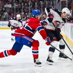 16 novembre 2024; Montréal, Québec, Canada; Le défenseur des Canadiens de Montréal, Kaiden Guhle (21), défend la rondelle contre le centre des Blue Jackets de Columbus, Cole Sillinger (4), près de la bande, durant la troisième période au Centre Bell.