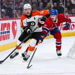 4 novembre 2025; Montréal, Québec, Canada; l\'ailier droit des Flyers de Philadelphie, Travis Konecny ​​(11), joue la rondelle face au défenseur des Canadiens de Montréal, Arber Xhekaj (72), durant la troisième période au Centre Bell.