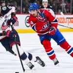 28 mars 2024; Montréal, Québec, Canada; Morgan Frost (48), centre des Flyers de Philadelphie, contrôle la rondelle face aux Canadiens de Montréal lors de la troisième période au Centre Bell.