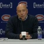 Le directeur général du Canadien de Montréal, Kent Hughes, en conférence de presse devant les médias.
