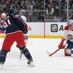 17 novembre 2025 ; Columbus, Ohio, États-Unis ; le gardien des Canadiens de Montréal, Jakub Dobes (75), effectue un arrêt sur un tir du centre des Blue Jackets de Columbus, Kent Johnson (91), durant la deuxième période à la Nationwide Arena.