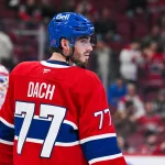 16 octobre 2025; Montréal (Québec), Canada; Kirby Dach (77), centre des Canadiens de Montréal, observe l'échauffement avant le match contre les Predators de Nashville au Centre Bell.