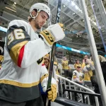 26 septembre 2025 ; San Jose, Californie, États-Unis ; Raphael Lavoie (36), centre des Golden Knights de Vegas, entre sur la glace pour l'échauffement avant un match préparatoire contre les Sharks de San Jose au SAP Center de San Jose.