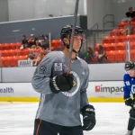 Sasha Pastujov, au camp des Ducks d'Anaheim.