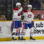 6 avril 2025 ; Nashville, Tennessee, États-Unis ; l'ailier droit des Canadiens de Montréal, Patrik Laine (92), célèbre son but avec le centre Oliver Kapanen (91) contre les Predators de Nashville lors de la deuxième période à la Bridgestone Arena.