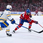 16 mai 2026; Montréal, Québec, Canada; Kirby Dach (77), centre des Canadiens de Montréal, joue la rondelle contre Zach Metsa (73), défenseur des Sabres de Buffalo, durant la première période du sixième match de la deuxième ronde des séries éliminatoires de la Coupe Stanley 2026 au Centre Bell.