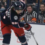 23 décembre 2024 ; Columbus, Ohio, États-Unis ; Joel Armia (40), ailier droit des Canadiens de Montréal, et Kirill Marchenko (86), ailier droit des Blue Jackets de Columbus, se disputent une rondelle libre durant la première période à la Nationwide Arena.