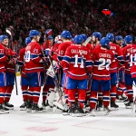 28 octobre 2023; Montréal, Québec, Canada; Les joueurs des Canadiens de Montréal célèbrent leur victoire contre les Jets de Winnipeg après la fin du match au Centre Bell.