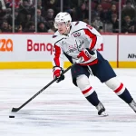 7 décembre 2024; Montréal, Québec, Canada; Ivan Miroshnichenko (63), ailier gauche des Capitals de Washington, contrôle la rondelle face aux Canadiens de Montréal durant la troisième période au Centre Bell.