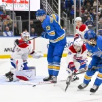 3 janvier 2026 ; Saint-Louis, Missouri, États-Unis ; Robert Thomas (18), centre des Blues de Saint-Louis, marque un but en infériorité numérique face au défenseur des Canadiens de Montréal, Lane Hutson (48), et au gardien Jacob Fowler (32), en deuxième période au Enterprise Center.