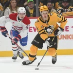 11 décembre 2025 ; Pittsburgh, Pennsylvanie, États-Unis ; le centre des Penguins de Pittsburgh, Ben Kindel (81), patine devant le défenseur des Canadiens de Montréal, Adam Engstrom (42), durant la troisième période au PPG Paints Arena. Les Canadiens ont gagné 4-2.