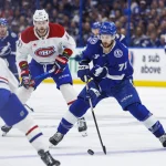 3 mai 2026 ; Tampa, Floride, États-Unis ; l'attaquant du Lightning de Tampa Bay, Anthony Cirelli (71), contrôle la rondelle face au défenseur des Canadiens de Montréal, Lane Hutson (48), durant la première période du septième match du premier tour des séries éliminatoires de la Coupe Stanley 2026 à la Benchmark International Arena.