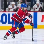 4 octobre 2025; Montréal, Québec, Canada; Nick Suzuki (14), centre des Canadiens de Montréal, contrôle la rondelle face aux Sénateurs d'Ottawa durant la deuxième période au Centre Bell.