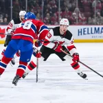 5 avril 2026; Montréal, Québec, Canada; Jesper Bratt (63), ailier gauche des Devils du New Jersey, joue la rondelle face au défenseur des Canadiens de Montréal, Lane Hutson (48), durant la deuxième période au Centre Bell.