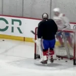 Le gardien du Canadien de Montréal, Samuel Montembeault, en direct de Brossard avec ses coéquipiers.