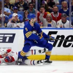 18 mai 2026 ; Buffalo, New York, États-Unis ; Josh Norris (9), centre des Sabres de Buffalo, met en échec Lane Hutson (48), défenseur des Canadiens de Montréal, alors qu\'il dégage la rondelle durant la deuxième période du septième match du deuxième tour des séries éliminatoires de la Coupe Stanley 2026 au KeyBank Center.