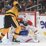 11 décembre 2025 ; Pittsburgh, Pennsylvanie, États-Unis ; le gardien des Canadiens de Montréal, Jacob Fowler (32), arrête la rondelle sous la pression de l'ailier droit des Penguins de Pittsburgh, Anthony Mantha (39), durant la première période au PPG Paints Arena.