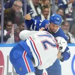 11 octobre 2023 ; Toronto, Ontario, Canada ; Ryan Reaves (75), ailier droit des Maple Leafs de Toronto, se bat avec Arber Xhekaj (72), défenseur des Canadiens de Montréal, durant la première période à la Scotiabank Arena.