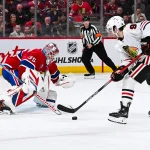 14 avril 2025; Montréal, Québec, Canada; Frank Nazar (91), centre des Blackhawks de Chicago, marque un but contre Sam Montembeault (35), gardien des Canadiens de Montréal, lors de la séance de tirs de barrage au Centre Bell.