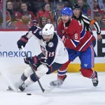 11 avril 2026; Montréal, Québec, Canada; l'attaquant des Blue Jackets de Columbus, Adam Fantilli (19), contrôle la rondelle tandis que le défenseur des Canadiens de Montréal, Mike Matheson (8), défend, durant la première période au Centre Bell.