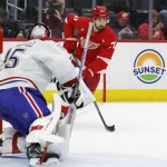 23 janvier 2025 ; Détroit, Michigan, États-Unis ; Dylan Larkin (71), centre des Red Wings de Détroit, patine avec la rondelle lors de la deuxième période contre les Canadiens de Montréal à la Little Caesars Arena.