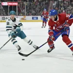 27 février 2025; Montréal, Québec, Canada; L'attaquant des Canadiens de Montréal, Patrik Laine (92), contrôle la rondelle tandis que l'attaquant des Sharks de San Jose, Collin Graf (51), défend, durant la deuxième période au Centre Bell.