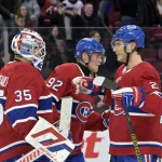 21 décembre 2024 ; Montréal, Québec, CAN; Le gardien de but des Canadiens de Montréal Sam Montembeault (35) célèbre avec l'avant Patrik Laine (92) et l'avant Juraj Slafkovsky (20) après avoir battu les Red Wings de Détroit au Centre Bell.