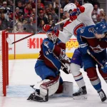 21 décembre 2022; Denver, Colorado, États-Unis; le centre des Canadiens de Montréal, Kirby Dach (77), tente de dévier la rondelle face au gardien de but de l'Avalanche du Colorado, Alexandar Georgiev (40), tandis que le centre Alex Newhook (18) défend, en première période à la Ball Arena.