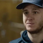Le gardien du Canadien de Montréal, Jakub Dobes, en entrevue avec le journaliste de Sportsnet, Elliotte Friedman.