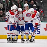 4 janvier 2026 ; Dallas, Texas, États-Unis ; le défenseur Lane Hutson (48), le centre Nick Suzuki (14), l'ailier droit Cole Caufield (13), l'ailier gauche Juraj Slafkovsky (20) et l'ailier droit Ivan Demidov (93) des Canadiens de Montréal célèbrent un but lors du match opposant les Stars aux Canadiens au American Airlines Center.