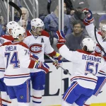 22 mars 2014; Toronto, Ontario, Canada; Le défenseur des Canadiens de Montréal, Alexei Emelin (74e), et les attaquants David Desharnais (51e) et Thomas Vanek (20e) félicitent l\'attaquant Max Pacioretty (67e) pour son but contre les Maple Leafs de Toronto en première période au Centre Air Canada.