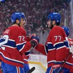 24 avril 2026; Montréal, Québec, Canada; Le défenseur des Canadiens de Montréal, Arber Xhekaj (72), célèbre avec son coéquipier l'attaquant Kirby Dach (77) après le but marqué par l'attaquant des Canadiens de Montréal, Alexandre Texier (85) (non visible sur la photo), lors de la première période du troisième match du premier tour des séries éliminatoires de la Coupe Stanley 2026 au Centre Bell.