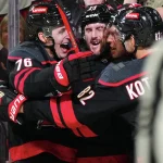 30 avril 2024 ; Raleigh, Caroline du Nord, États-Unis ; L\'ailier droit des Carolina Hurricanes, Stefan Noesen (23), est félicité par le centre Evgeny Kuznetsov (92) et le défenseur Brady Skjei (76) après avoir marqué un but contre les New York Islanders au cours de la troisième période du cinquième match du premier tour des séries éliminatoires de la Coupe Stanley 2024, à la PNC Arena.
