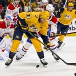 28 mars 2026 ; Nashville, Tennessee, États-Unis ; le centre des Predators de Nashville, Ryan O'Reilly (90), dispute la rondelle à l'ailier gauche des Canadiens de Montréal, Juraj Slafkovský (20), durant la première période au Bridgestone Arena.