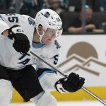 1er octobre 2024 ; San Jose, Californie, États-Unis ; Maksymilian Szuber (55), défenseur du Utah Hockey Club, lors de la deuxième période contre les Sharks de San Jose au SAP Center de San Jose.