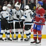 26 novembre 2024; Montréal, Québec, Canada; L'attaquant du Utah Hockey Club, Dylan Guenther (11), célèbre avec ses coéquipiers après avoir marqué un but contre les Canadiens de Montréal en deuxième période au Centre Bell.