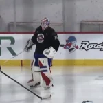 Le gardien du Canadien de Montréal, Samuel Montembeault, sur la patinoire en direct de Brossard.