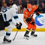 22 septembre 2025 ; Anaheim, Californie, États-Unis ; l'ailier droit des Ducks d'Anaheim, Beckett Sennecke (45), manie le disque face au défenseur du Mammoth de l'Utah, Maksymilian Szuber (55), durant la deuxième période au Honda Center.