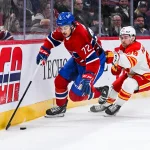 12 décembre 2022; Montréal, Québec, Canada; Le défenseur des Canadiens de Montréal, Arber Xhekaj (72), joue la rondelle contre l\'ailier gauche des Flames de Calgary, Andrew Mangiapane (88), durant la troisième période au Centre Bell.
