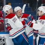 25 octobre 2025; Vancouver (Colombie-Britannique, Canada); Juraj Slafkovsky (20), Ivan Demidov (93) et Lane Hutson (48), tous trois attaquants des Canadiens de Montréal, célèbrent le but de Slafkovsky contre les Canucks de Vancouver en troisième période au Rogers Arena.